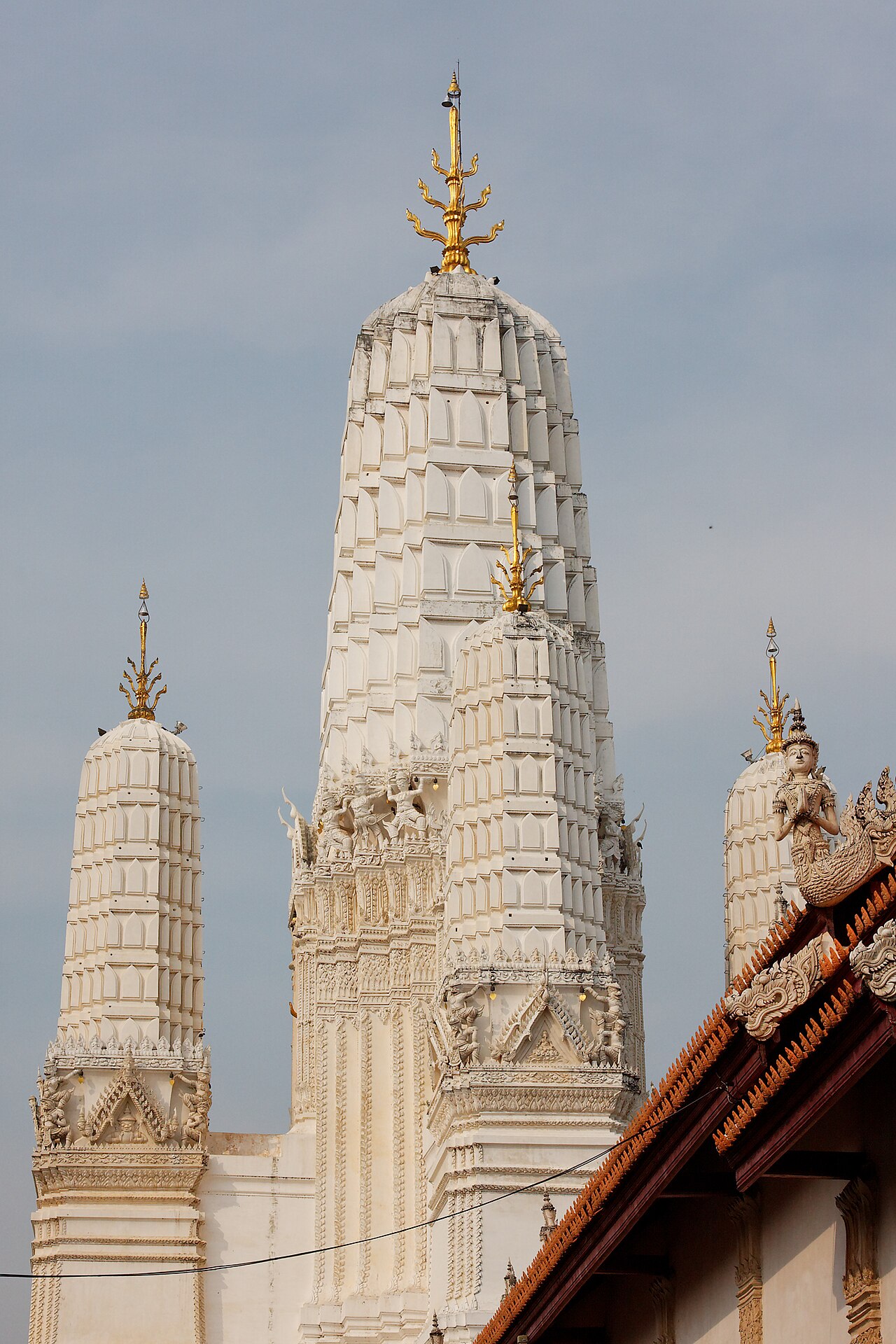 Wat Mahathat white prang