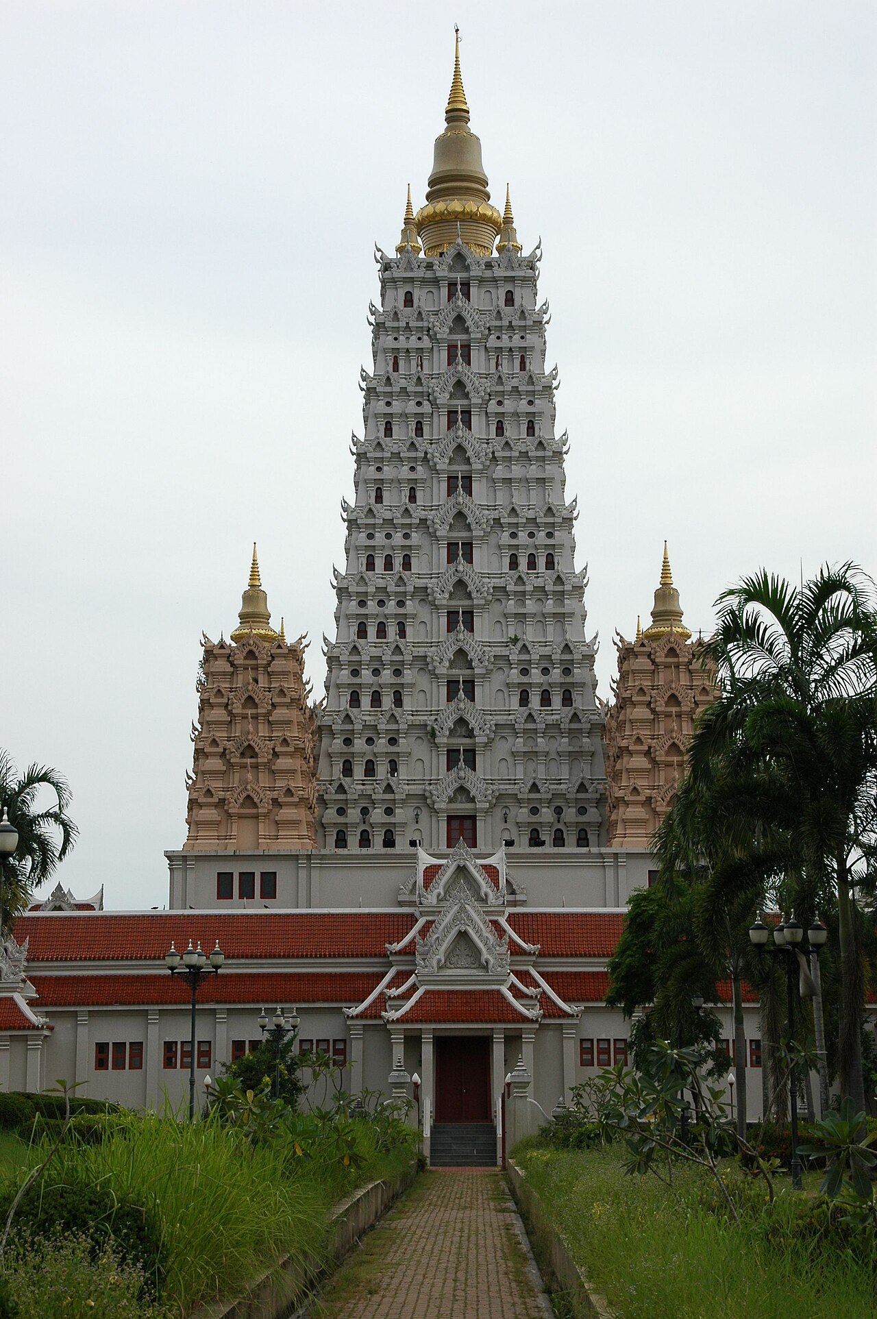 Wat Yansangwararam temple